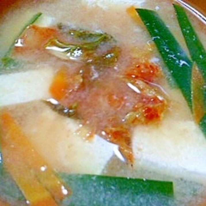 キムチ入り☆豆腐、ニラ、人参の味噌汁